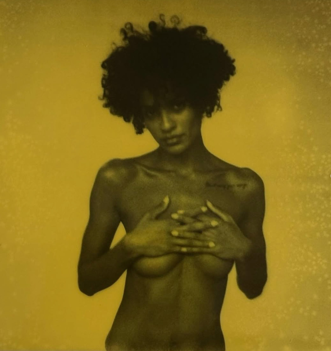 Кохана Касселя топлес попозувала для спокусливого фото