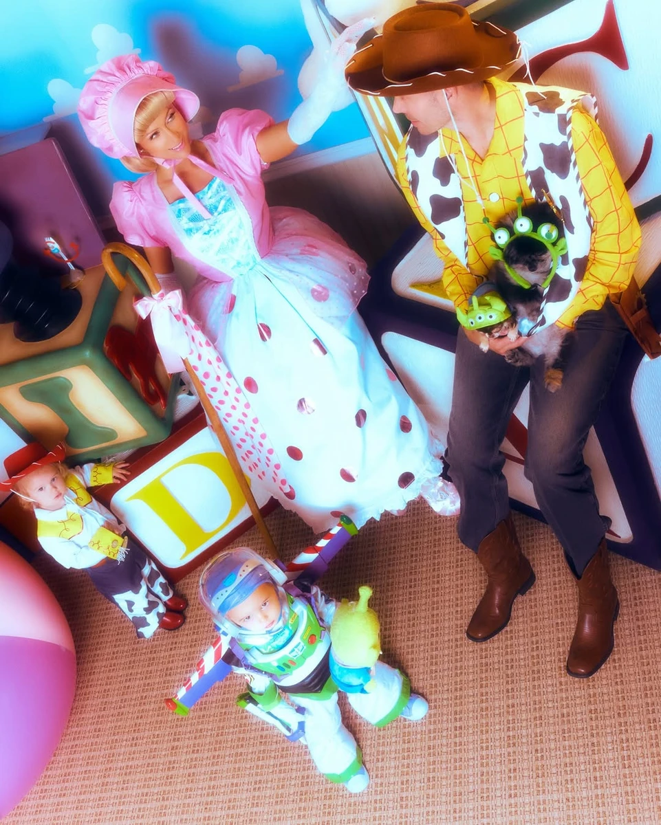 Періс Хілтон замилувала сімейними образами на Геловін