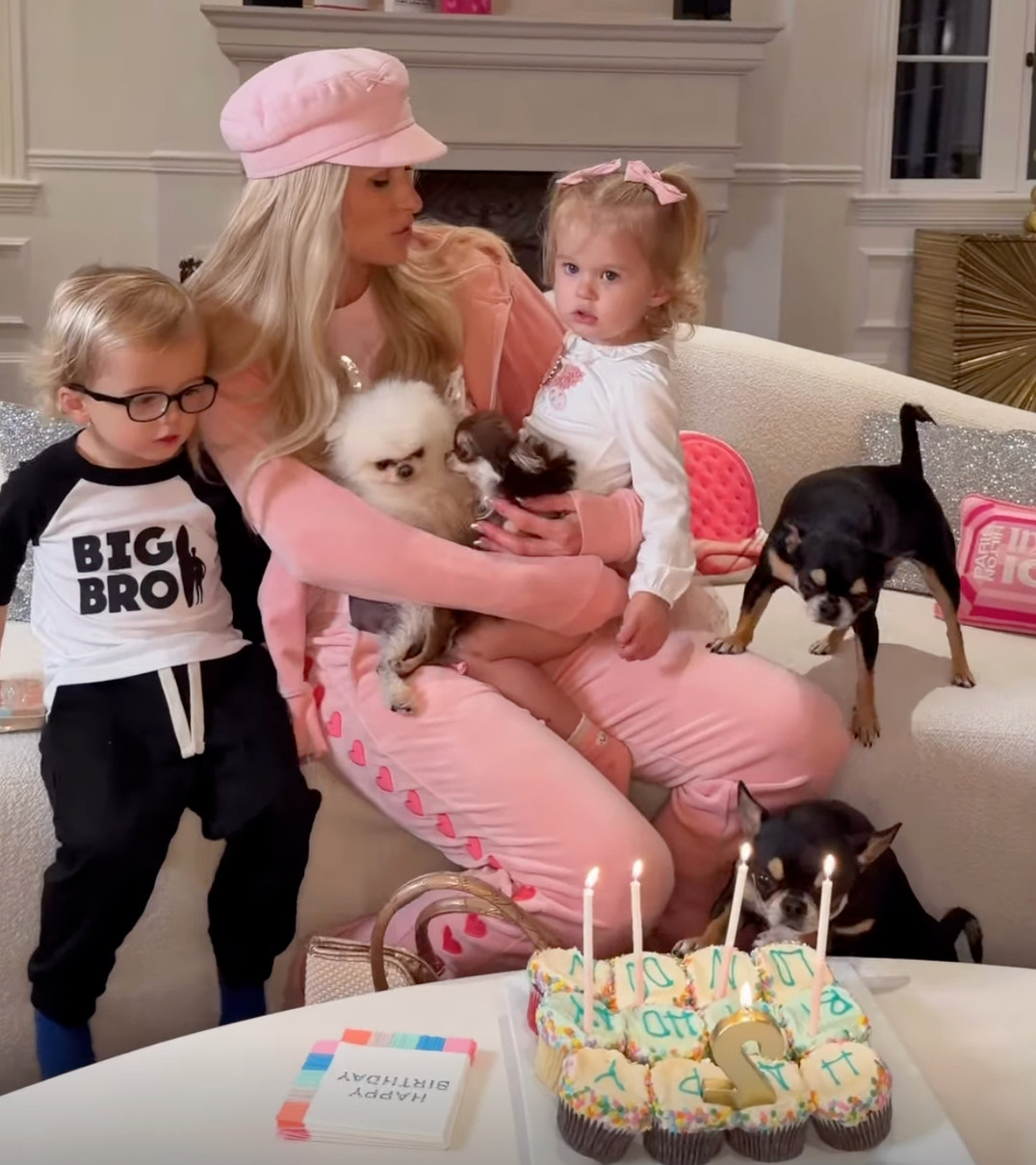 Періс Хілтон з сином мило привітала донечку з 2-річчям