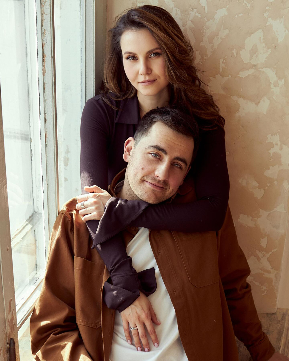 Ведучий спробував поїздити верхи і йому було не дуже комфортно 