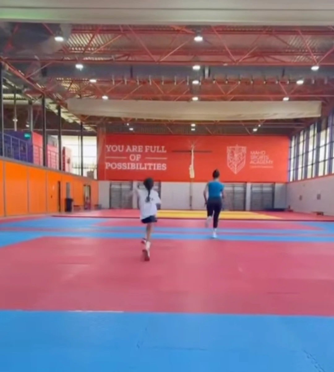 Наречена Роналду з дочкою влаштувала перегони в залі