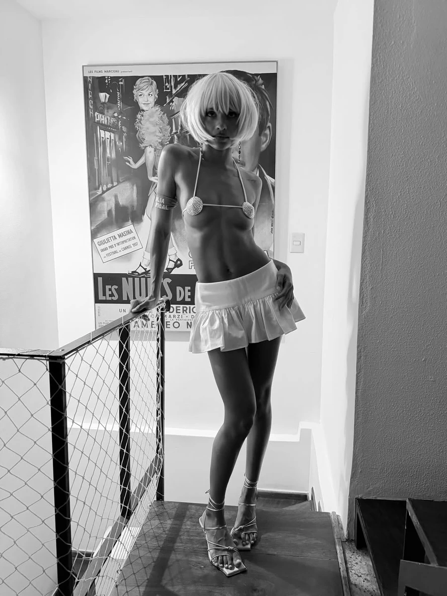 Нара Баптіста в ліфчику і спідниці