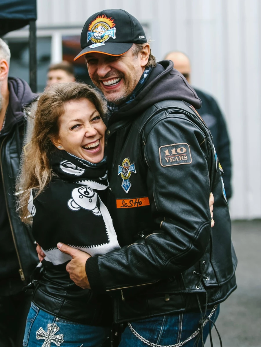 Шовковський обіймає свою жінку