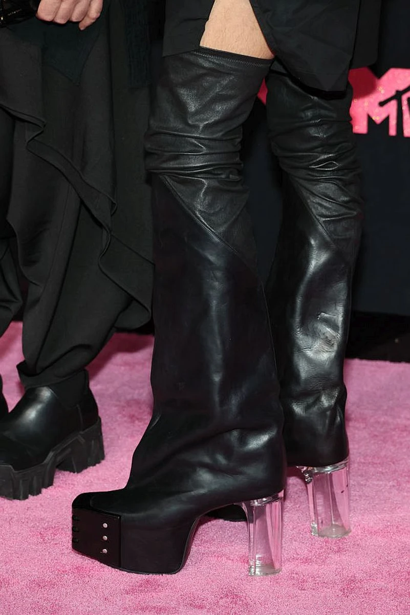 Вгадайте, чиї це ніжки?