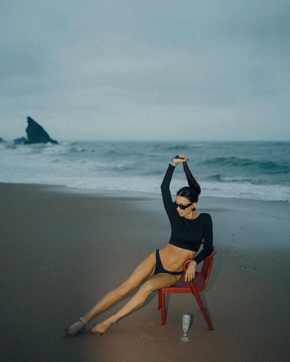 Арістова поставила геотег Одеса, але скелі і берег не дуже схожі на одеський ландшафт 