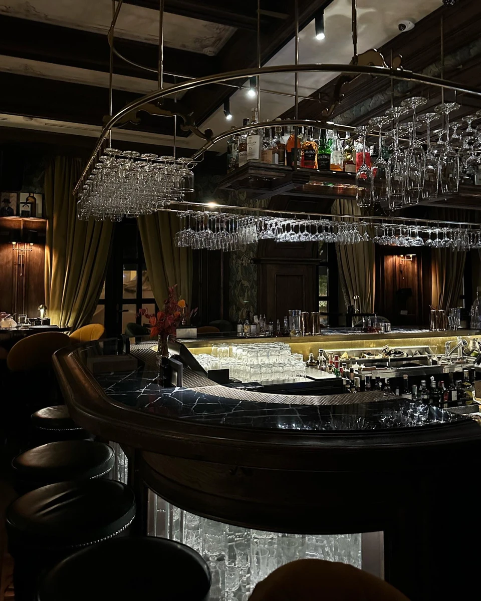 Вечір продовжився у барі