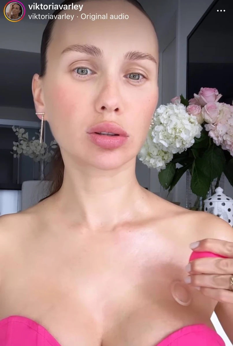 Потім масажуємо зону декольте (від центру)