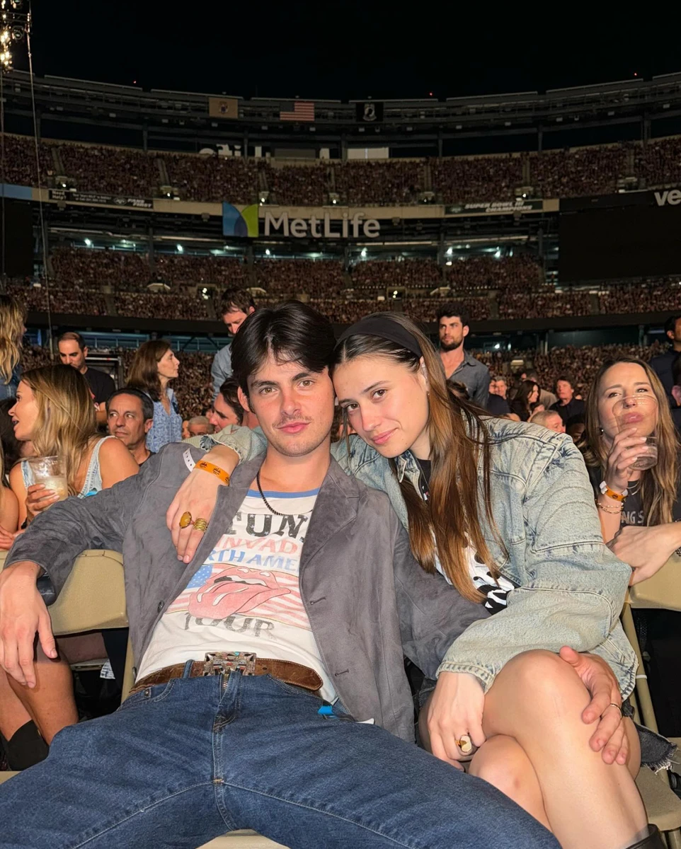 Ділан промовистим фото представив обраницю