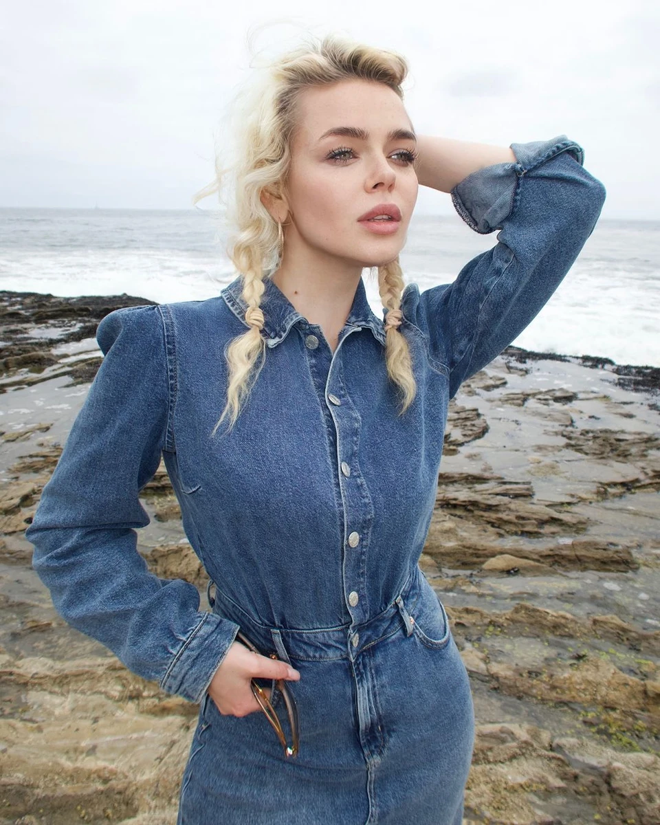 Аліна Гросу позує для фото