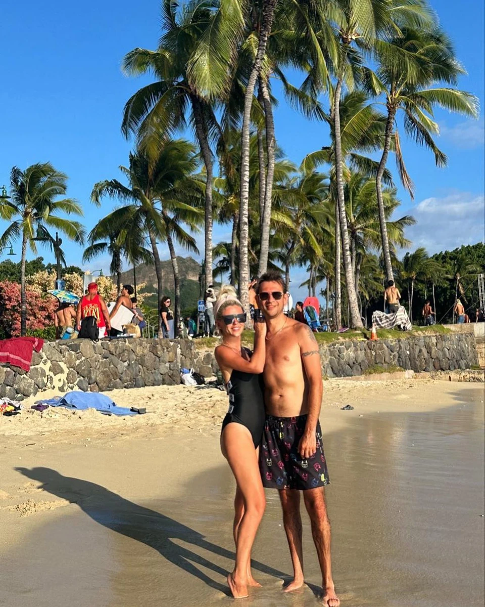 Ступка-молодший з дівчиною в купальнику