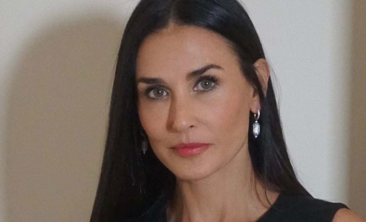 Демі Мур позує для фото