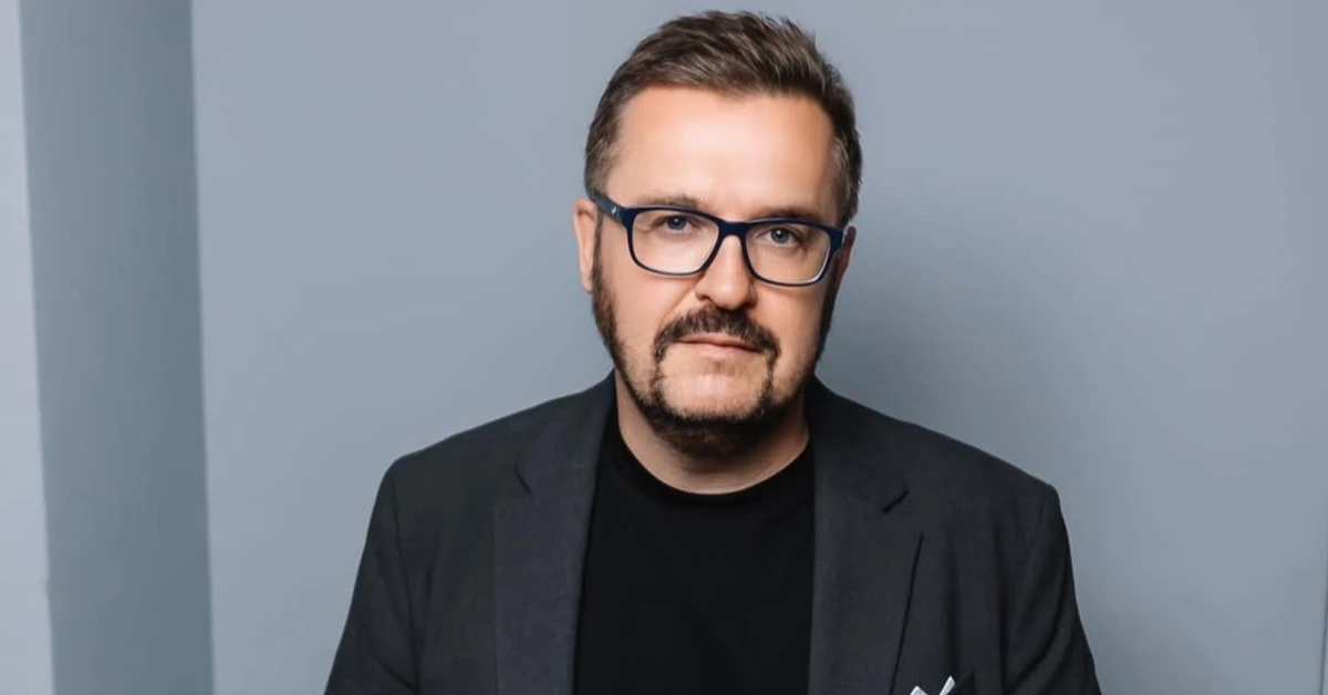 Олександр Пономарьов позує для фото