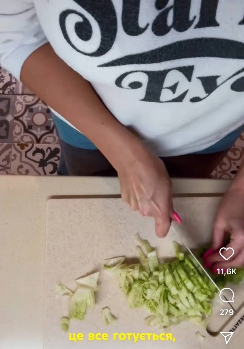 Каменських приготувала салат