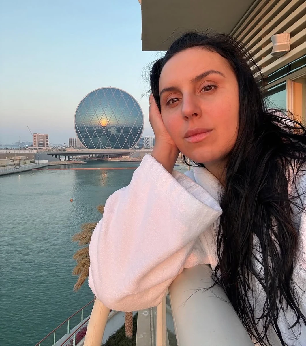 Джамала сфотографувалася на тлі водойми