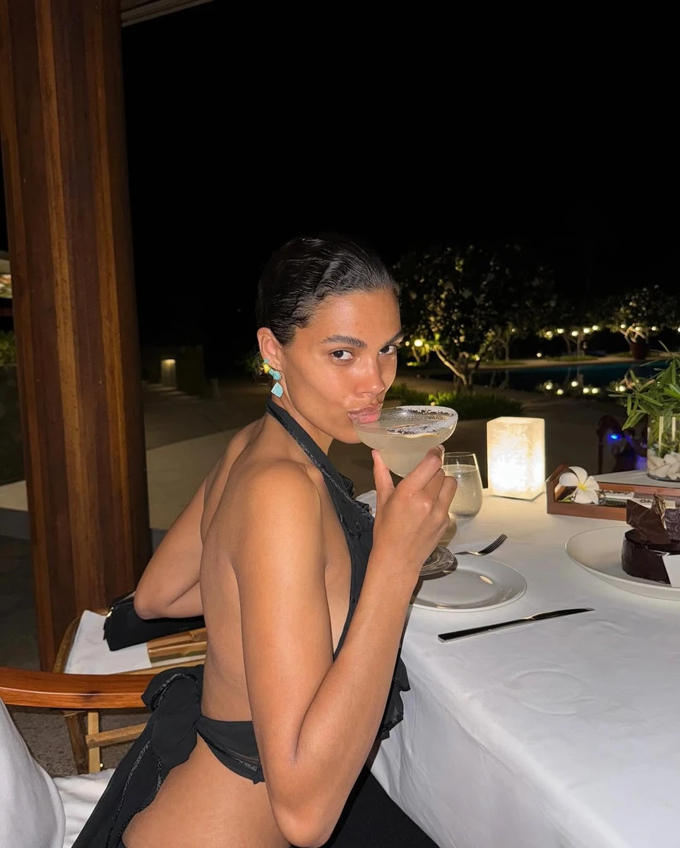 Тіна Кунакі з оголеною спиною попозувала з коктейлем в руках