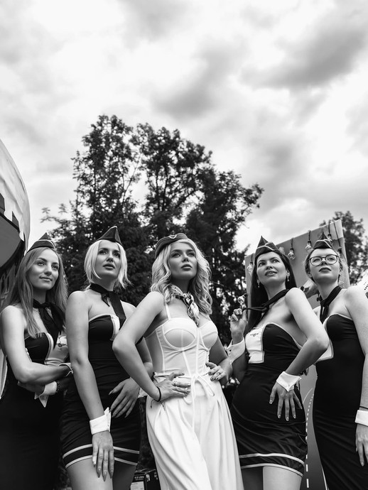 Аліна Гросу у корсеті попозувала з подругами в сукнях стюардес