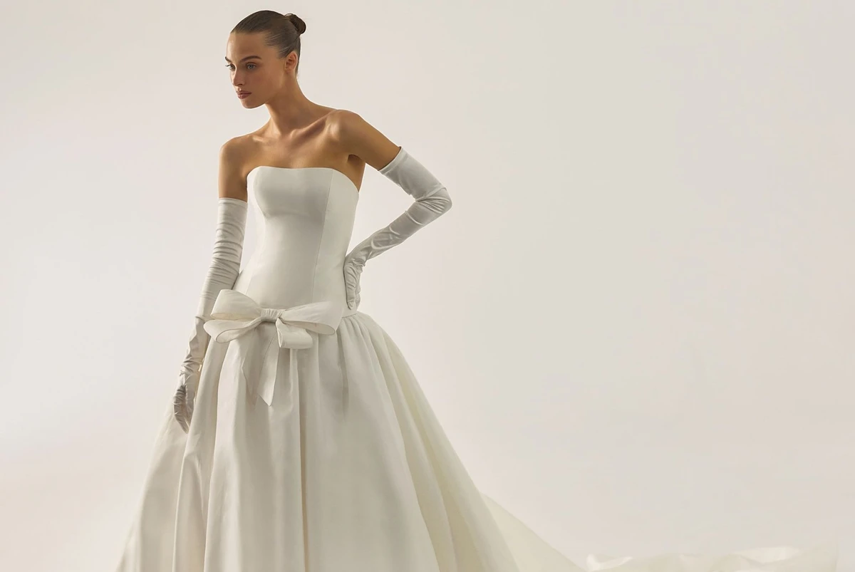 Весільна сукня з бантом