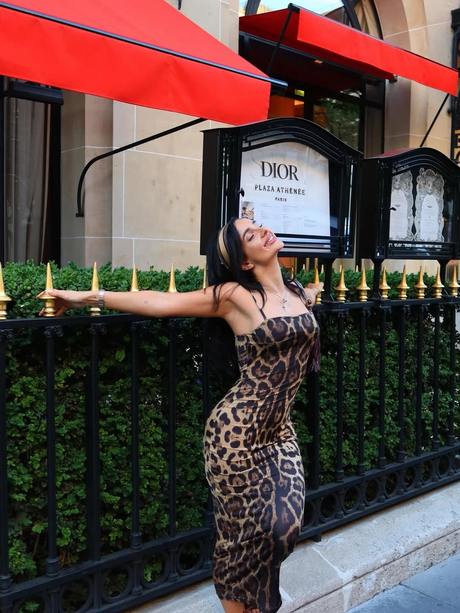 Анна Трінчер пофотографувалася на вулицях Парижу