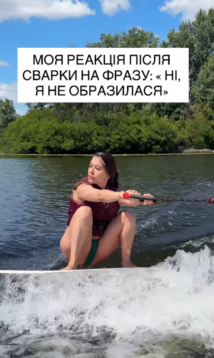 Раміна Есхакзай у бікіні наробила кумедних кадрів на воді