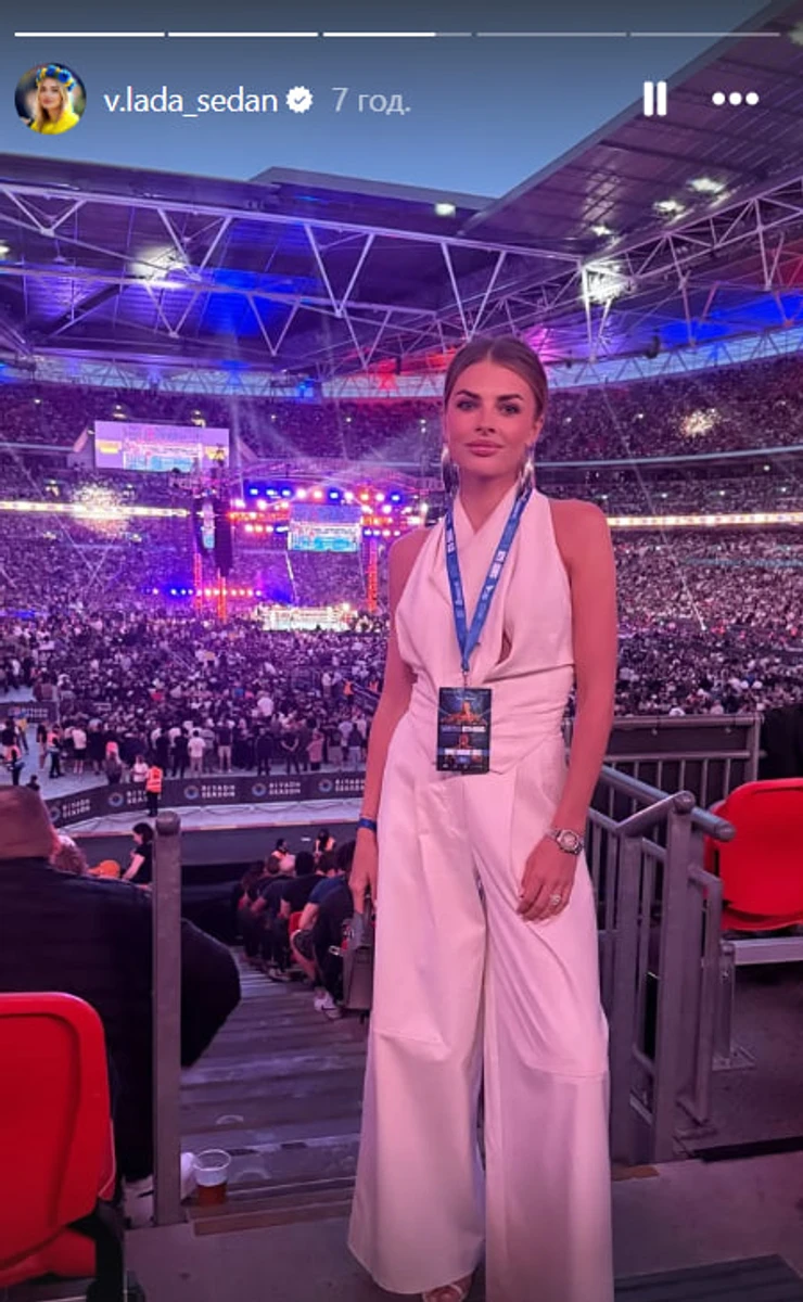 Дружина футболіста Олександра Зінченка, Влада Зінченко також подивилася бій наживо 