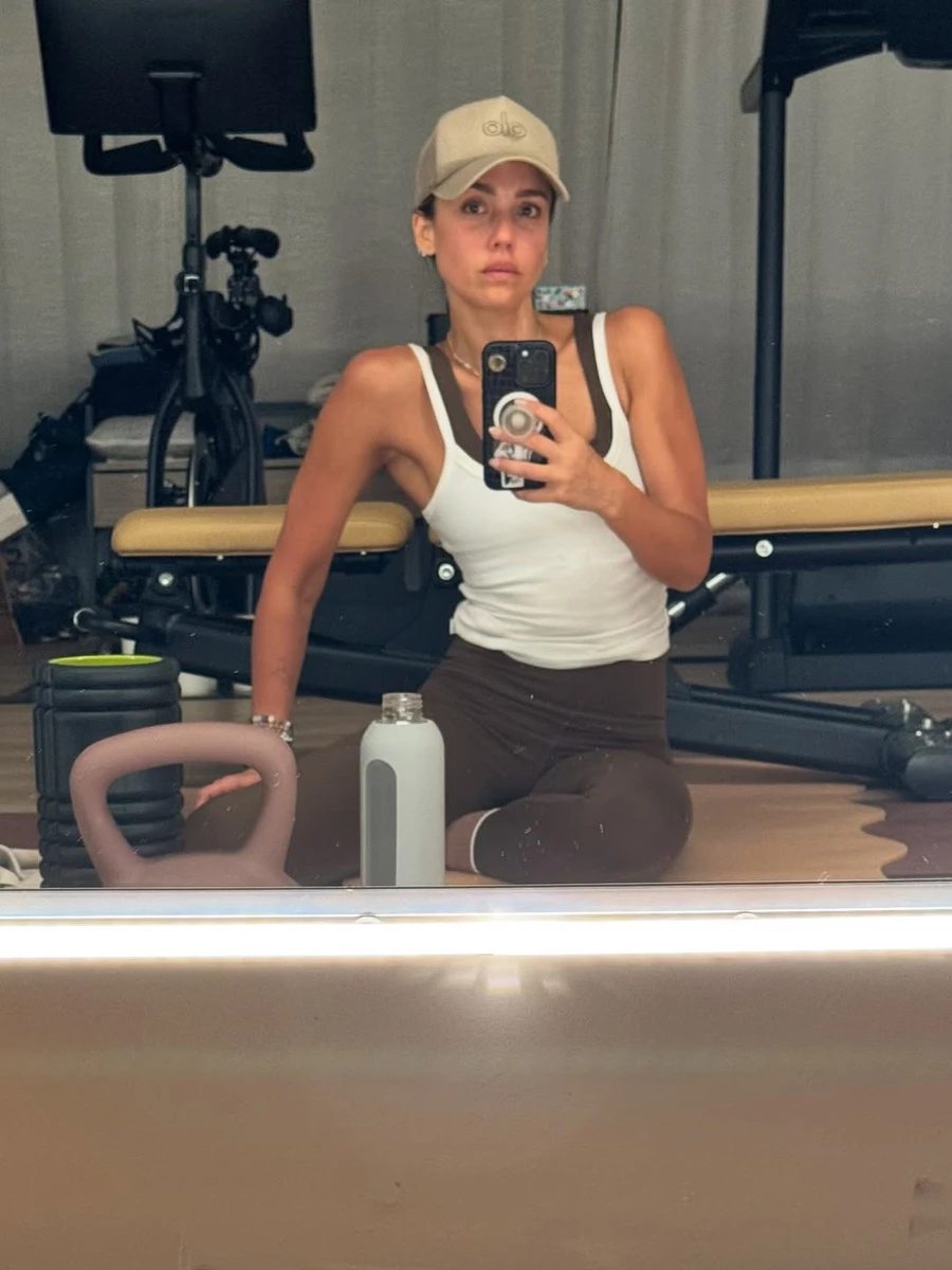 Джессіка Альба у лосинах попозувала у спортзалі на тренуванні