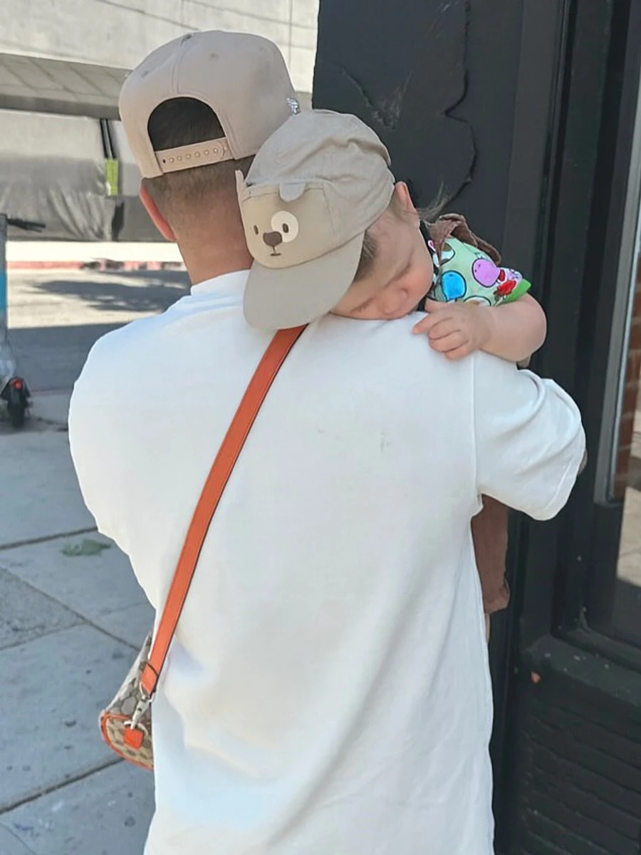 Дмитро Монатік замилував фото, де син спить на його плечі