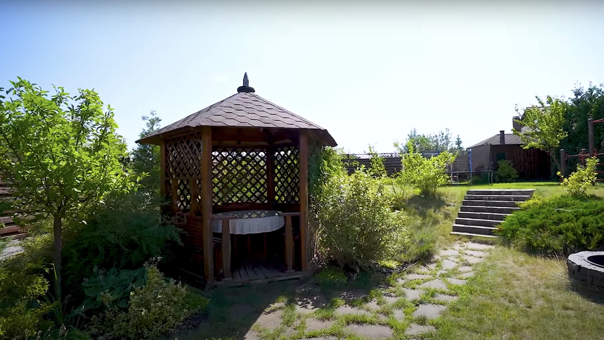 Марічка Падалко показала територію на своїй ділянці за містом