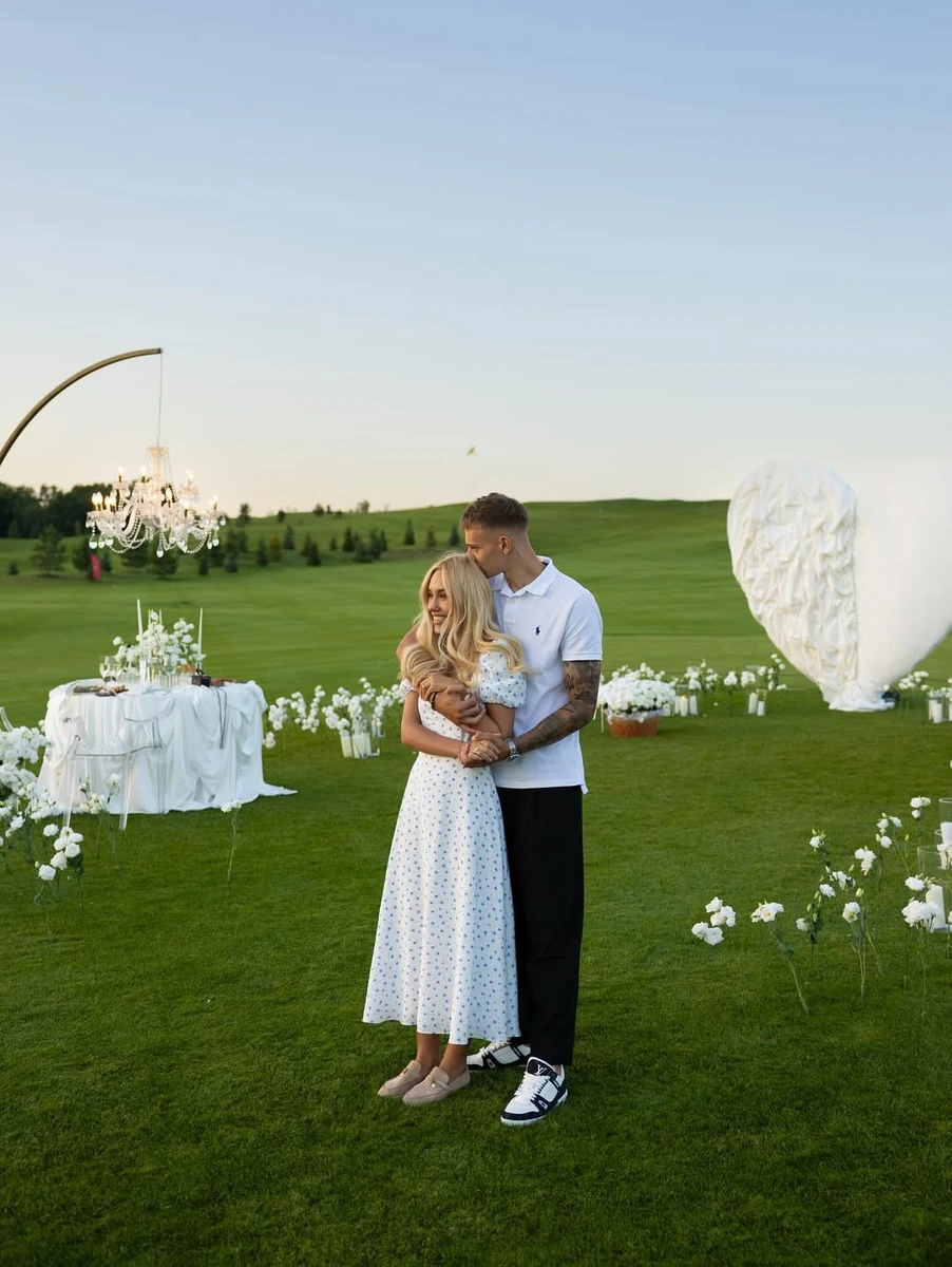 Даша Квіткова і Володимир Бражко пообіймалися на своїх заручинах