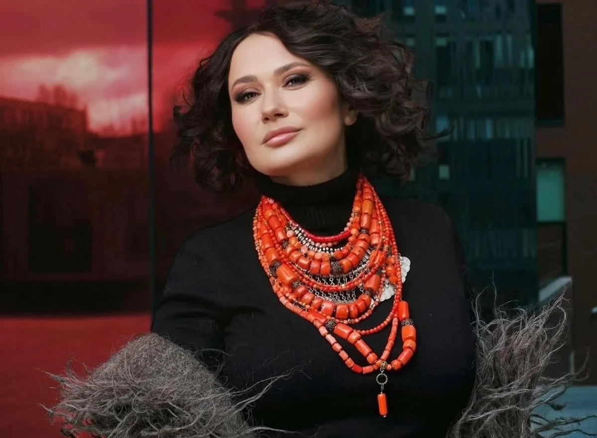 Олена Мозгова позує для фото