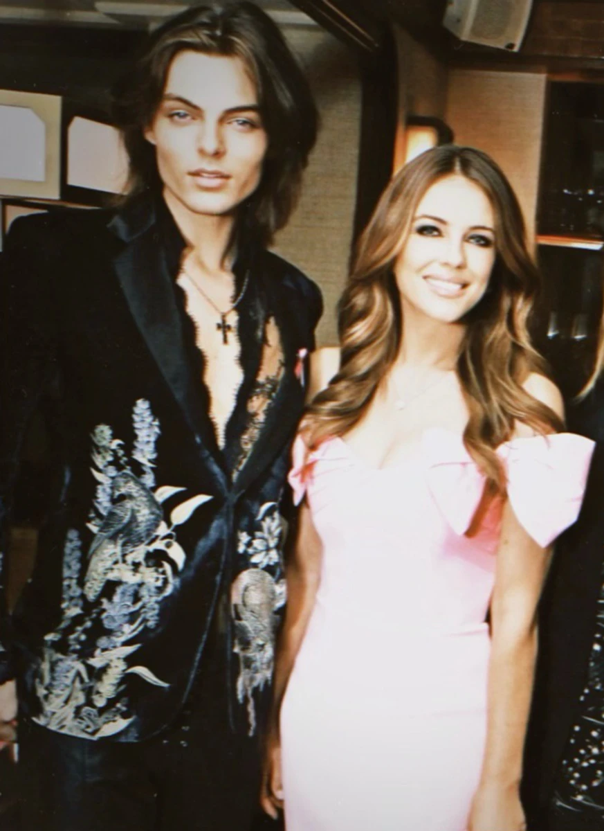 Елізабет Херлі похвалися дорослим сином у піджаку на голе тіло на івенті