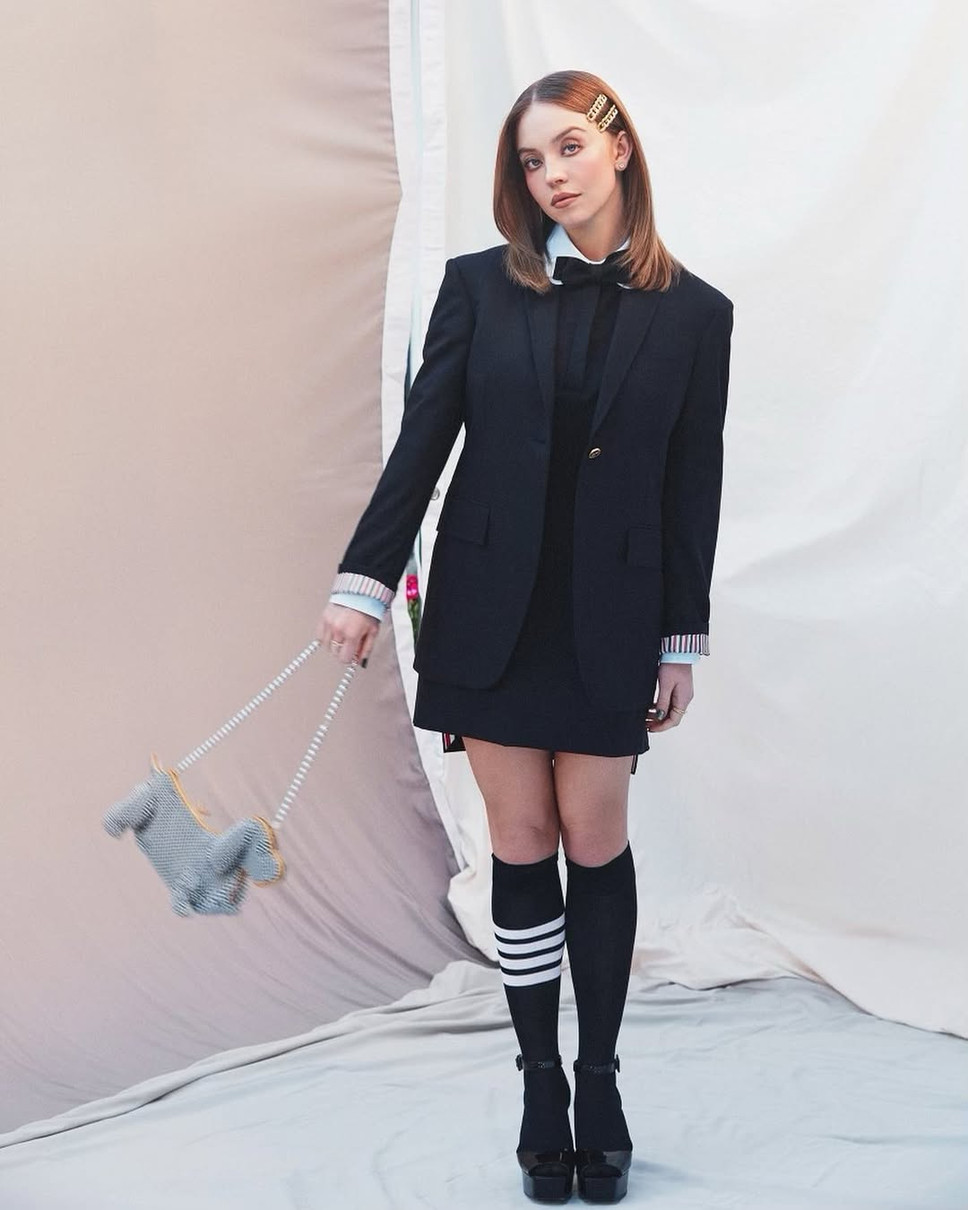 Сідні Свіні в піджаку і закритій сукні до колін