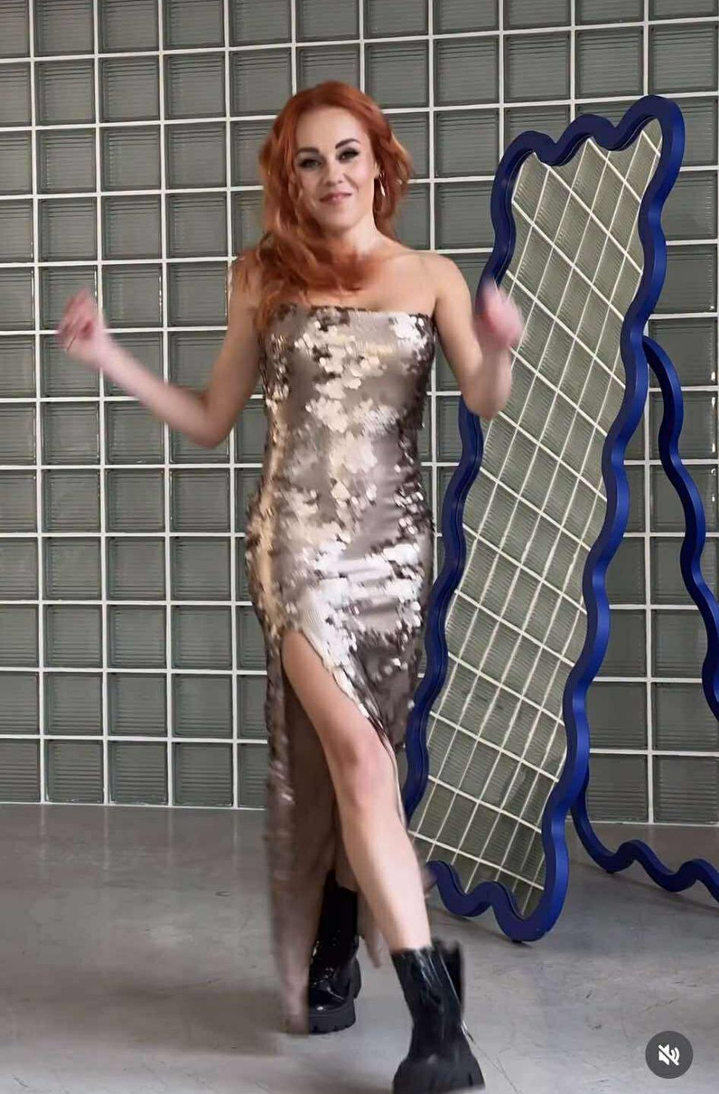 Тополя оголила ногу в сукні