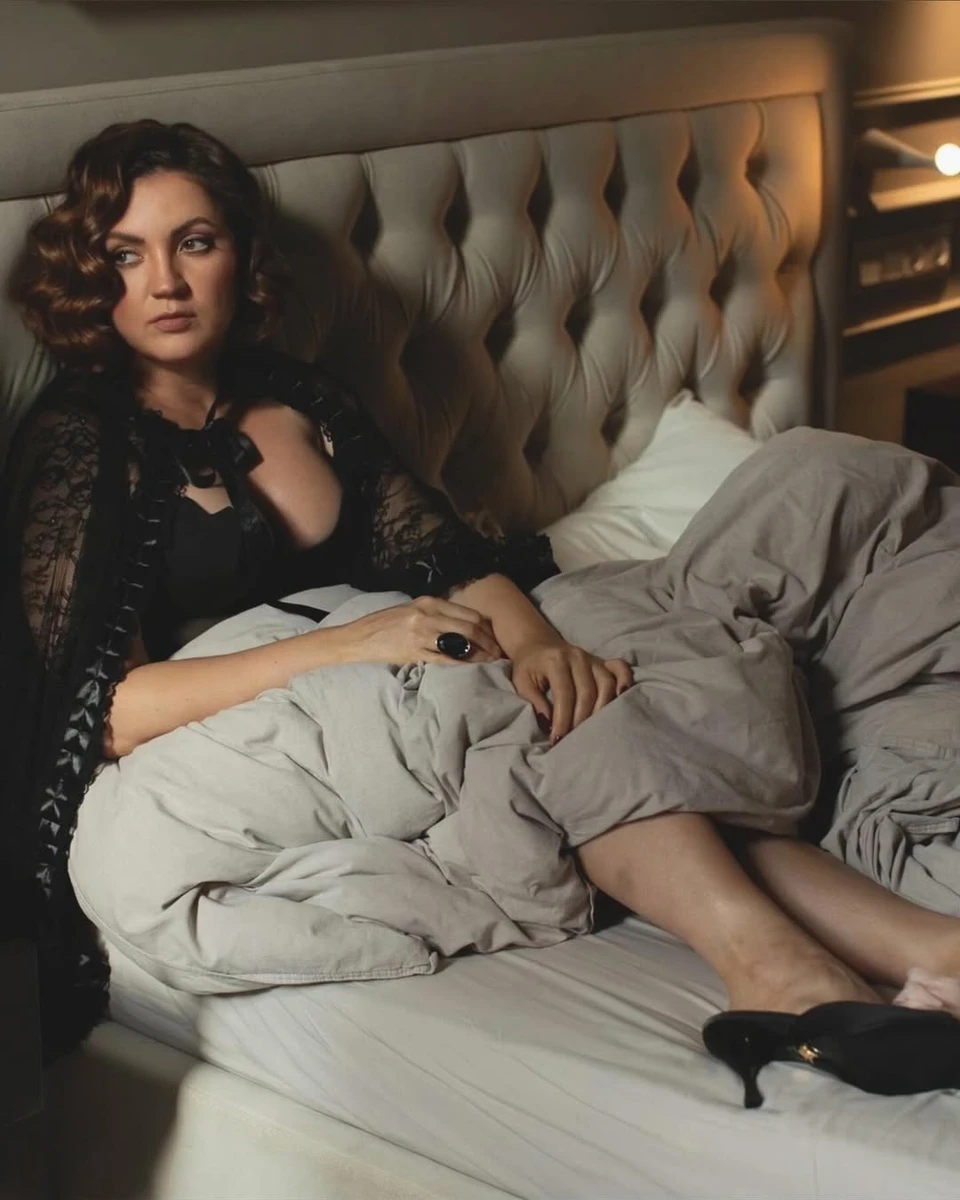 Оля Цибульська у ліфчику і пеньюарі попозувала на ліжку для фото