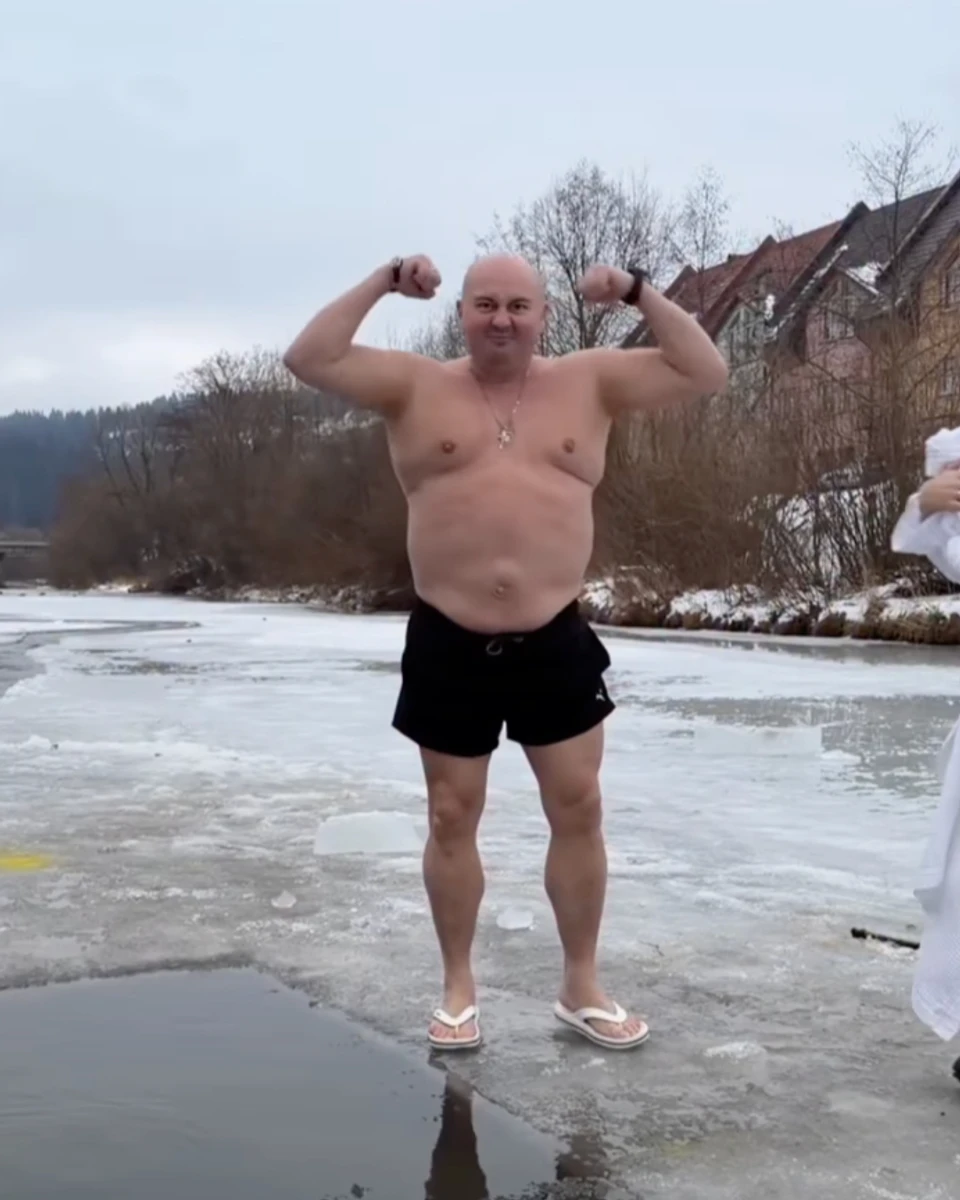 Юрій Ткач стрибнув у крижану воду на Водохреща