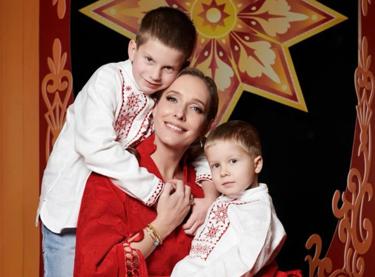 Катерина Осадча зі своїми синами на фото