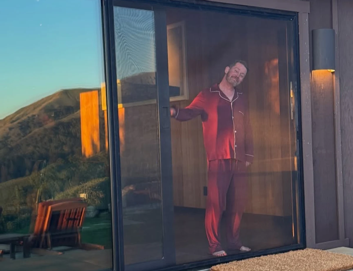 Маколей Калкін показався у піжамі на відпочинку з коханою