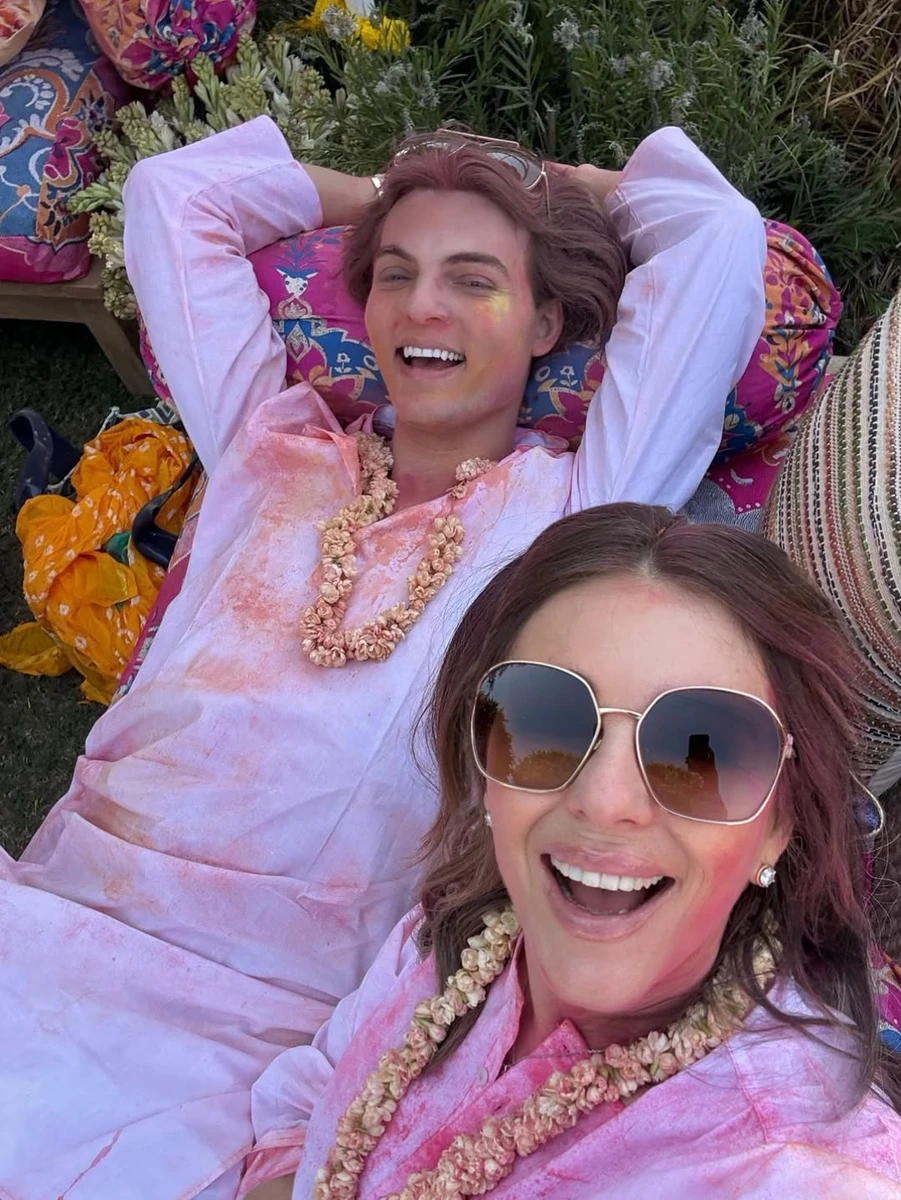 Елізабет Херлі з сином на святкуванні весни в Індії