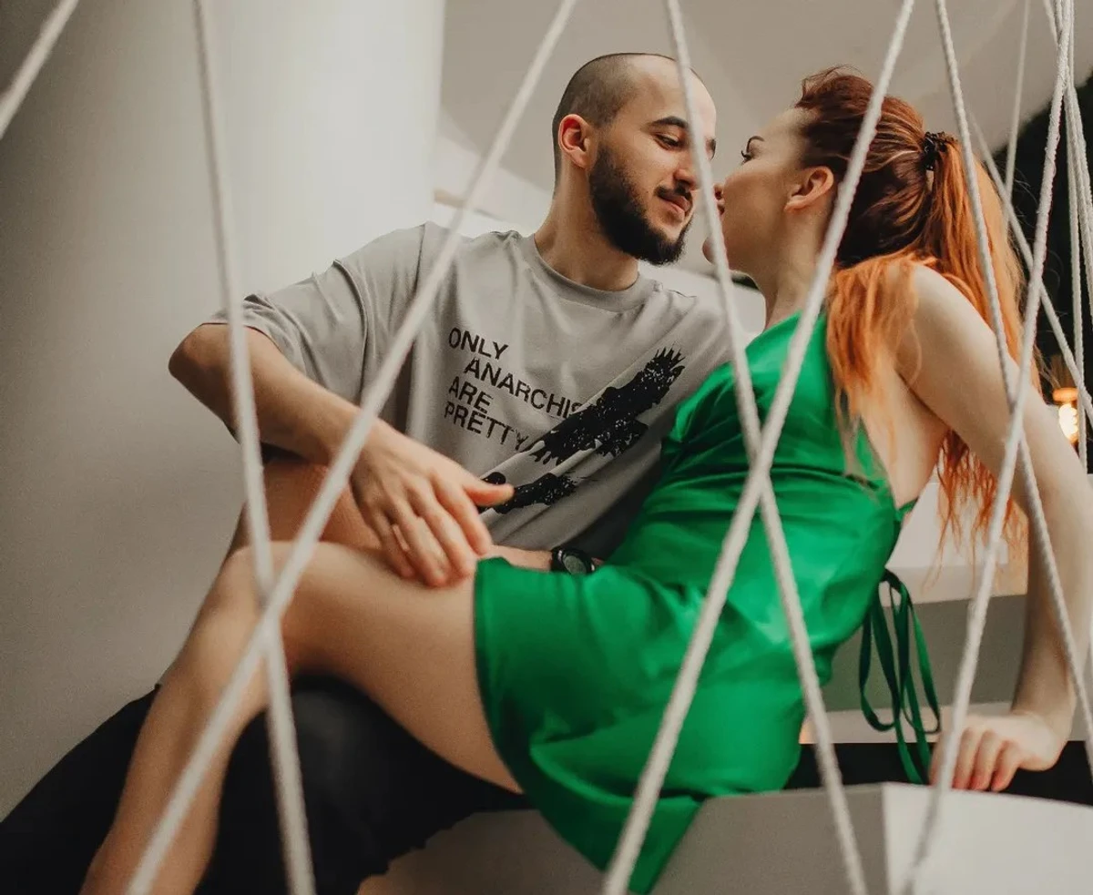 Вікторія Булітко у короткій сукні наробила пристрасних фото з нареченим