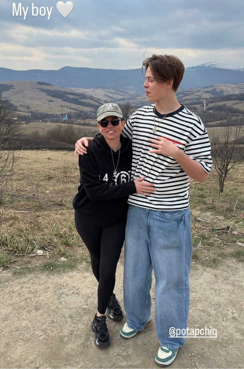 Ірина Горова попозувала в обіймах сина на тлі гір