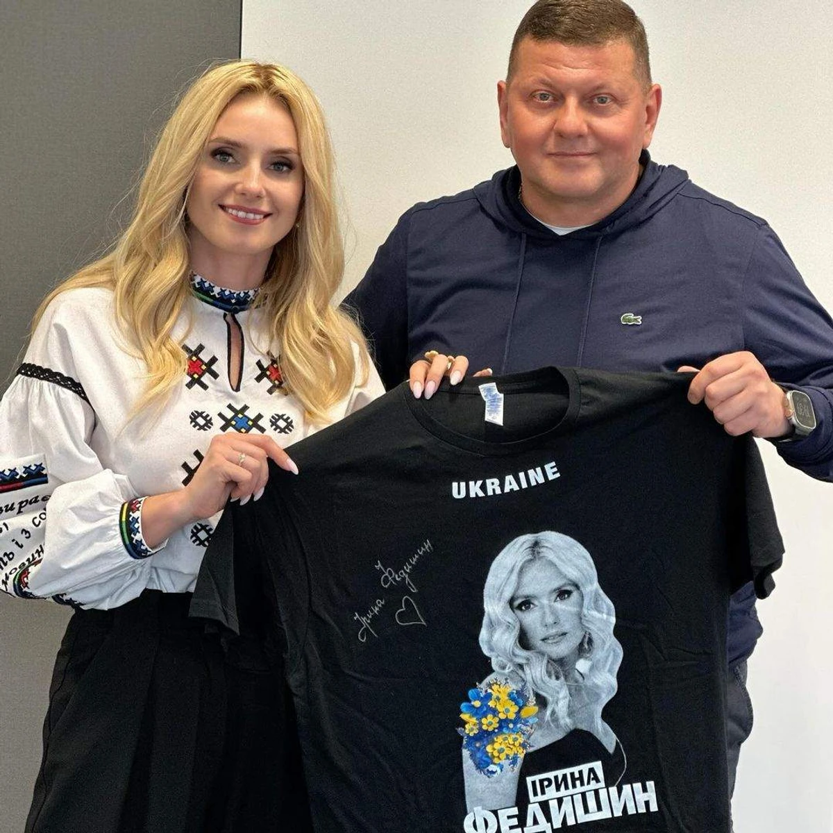 Федишин Залужного теж не лишила без подарунків, а бонусом заспівала йому пісню Малесенькі долоньки