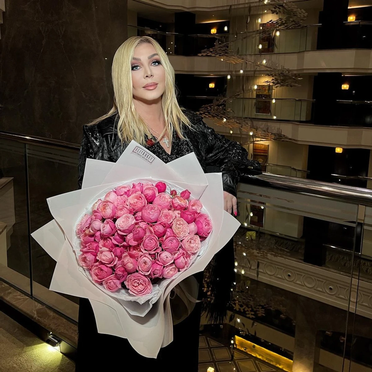 Українська співачка Ірина Білик з квітами