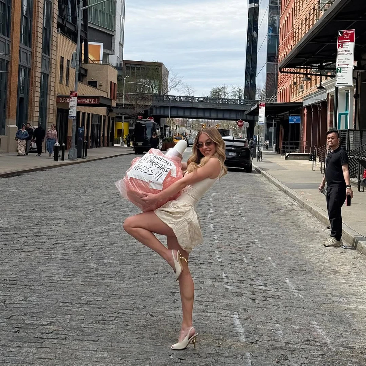 Сідні Свіні в короткій сукні покрутилася перед камерою