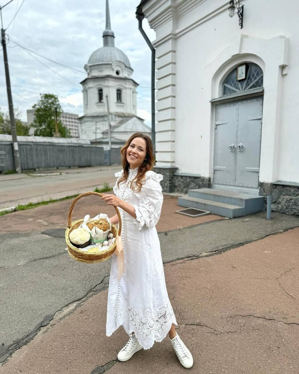 Наталка Денисенко з великоднім кошиком