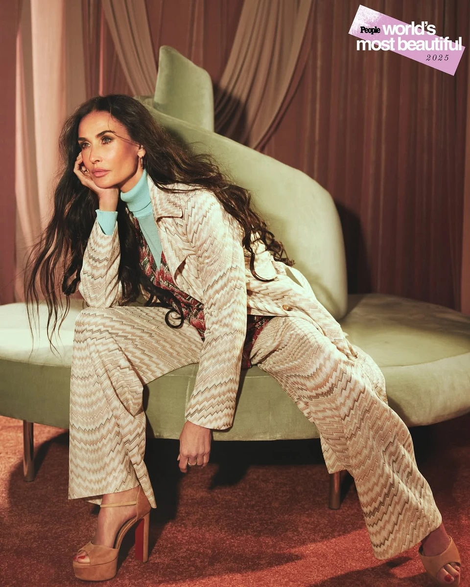 Демі Мур у світлому костюмі й підборах попозувала на кріслі