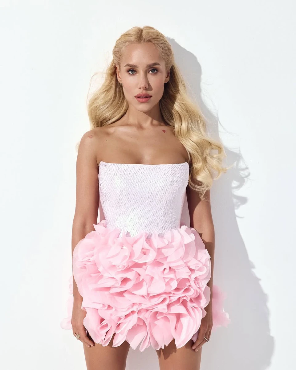 Квіткова у рожевій сукні