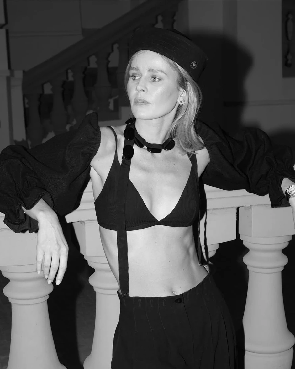 Акторка посвітила животиком