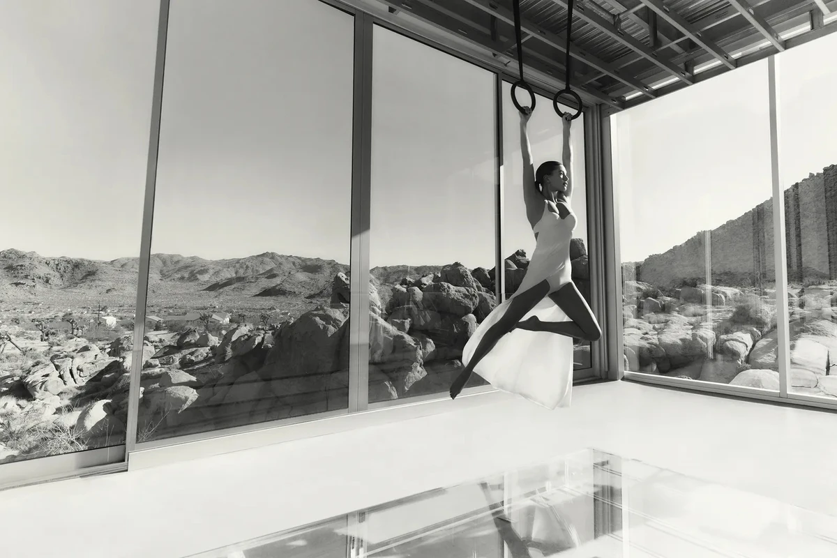 Хейлі Бібер у сукні повисіла на тросах