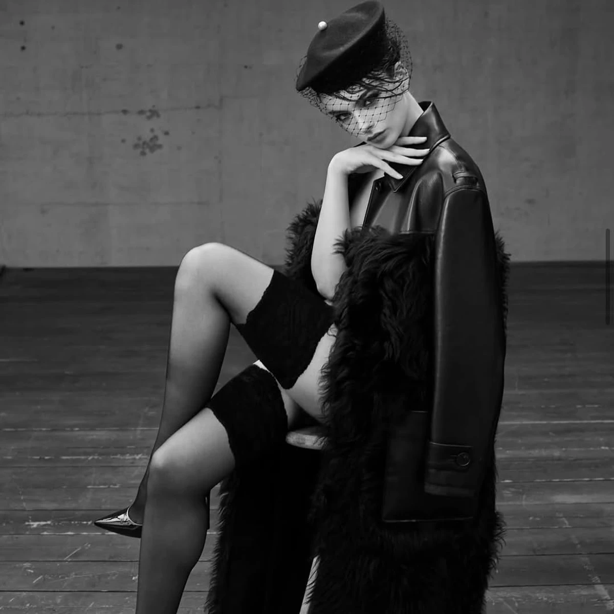 Дева Кассель у тренчі й панчохах оголила стегна для журналу