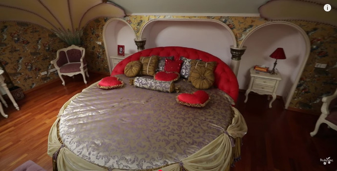 А ліжко для виконавиці робили на замовлення в Італії