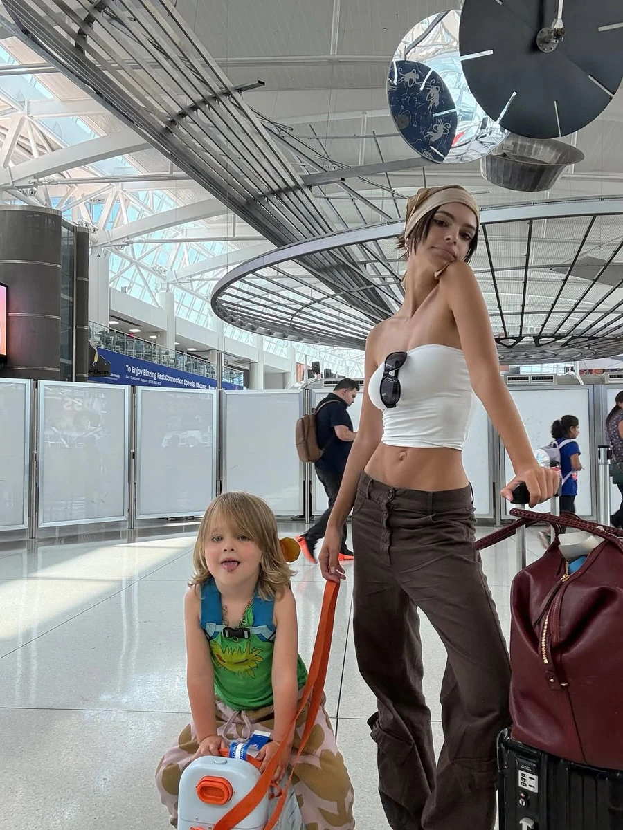 Емілі Ратаковскі попозувала зі своїм сином